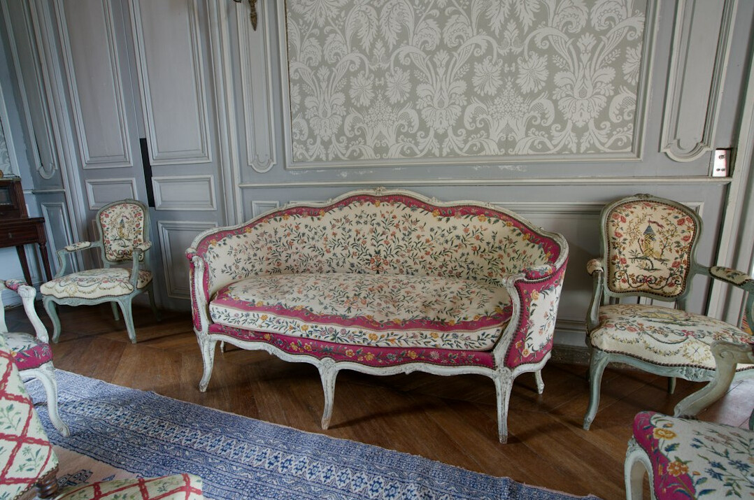 Salon élégant aux influences vintage des années 1990