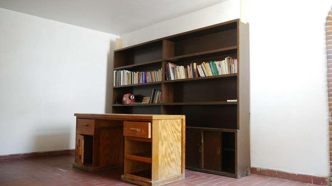 Bureau vintage avec machine à écrire et bibliothèque