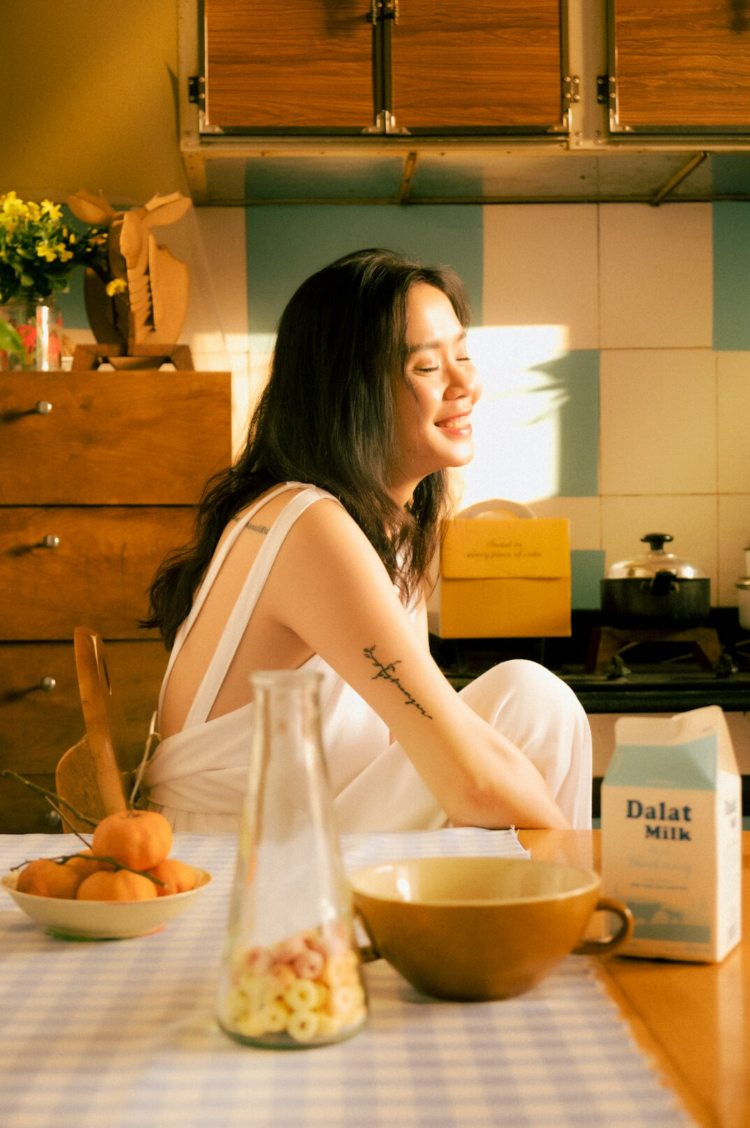 Femme suisse souriante, rédactrice en chef d'un magazine